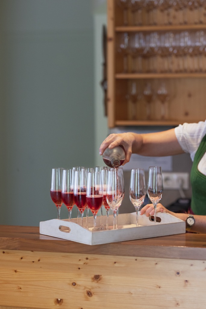 Unsere Vinothek - Eveline vom Weingut Grasmuck schenkt Frizzante ein