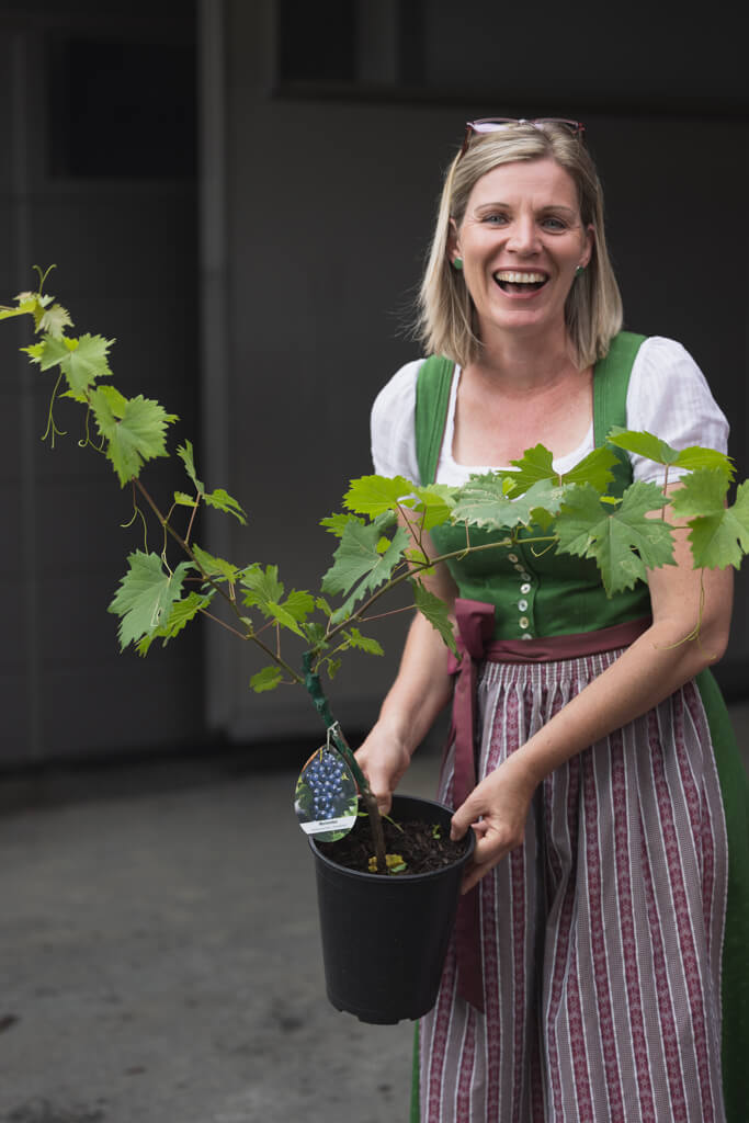 Eveline Grasmuck mit einer Weinrebe aus der hauseigenen Rebschule