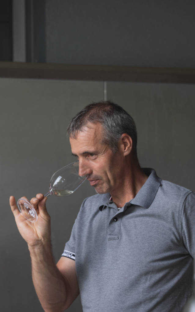 Karl-Heinz Grasmuck verkostet einen Sauvignon Blanc
