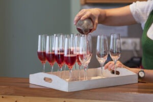 Weingut Grasmuck in der Südsteiermark - Eveline beim Sekt einschenken