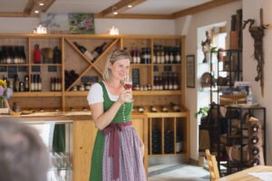 Eveline in der Vinothek des Weingut Grasmuck