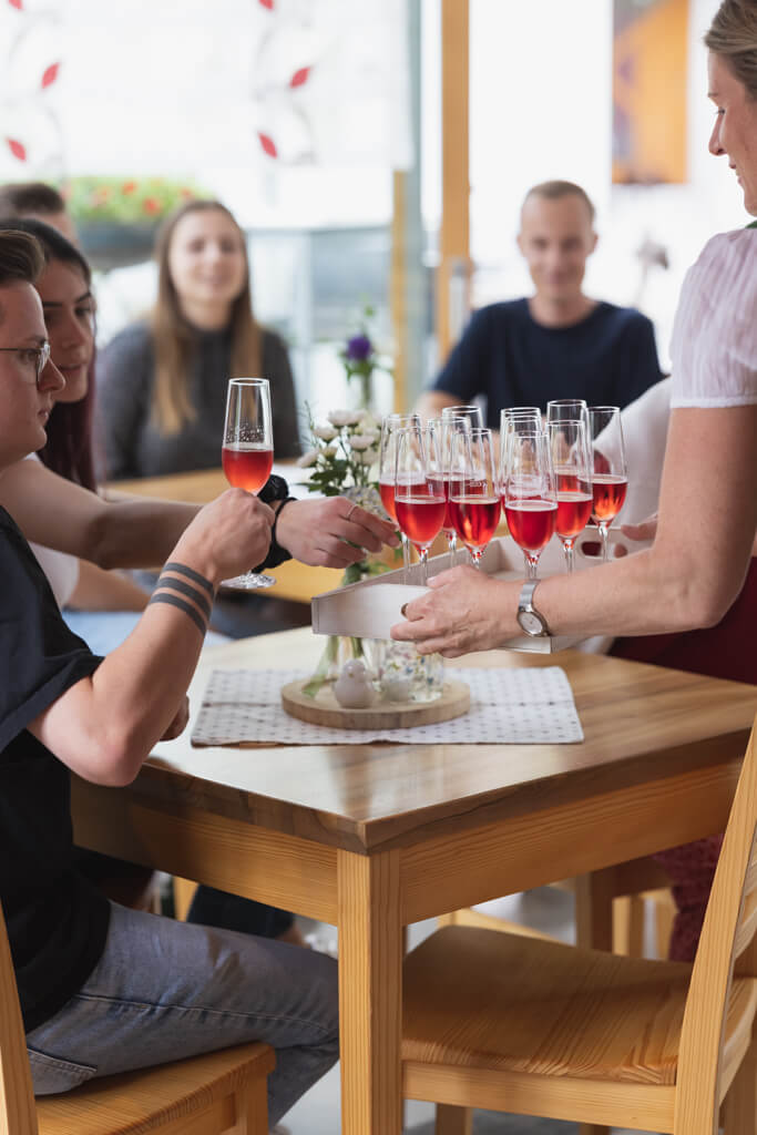 Unsere Vinothek - Eveline vom Weingut Grasmuck schenkt Frizzante ein